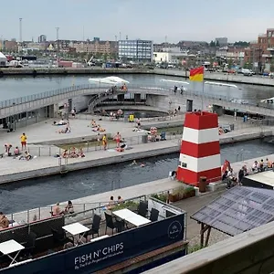 Directly To Seafront Of Bassin 7 With Big Balcony And Free Parking Lejlighed Århus